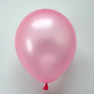 Gedetailleerde close-up van een roze parel latex ballon met glad oppervlak en geknoopt einde.