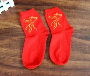 Chaussettes en coton rouge festives avec broderie de phénix doré pour mariages traditionnels.