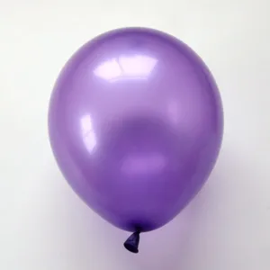 Detailopname van paarse parelmoer latex ballon met glanzende textuur en ronde vorm.