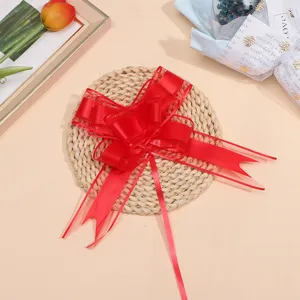Détail de nœud en ruban de maille rouge, grand nœud décoratif pour voiture de mariage et cadeau.