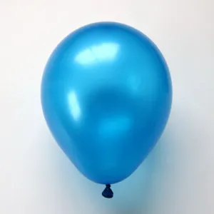 Close-up detail van een helderblauwe parelmoer latex ballon, gladde oppervlaktetextuur.