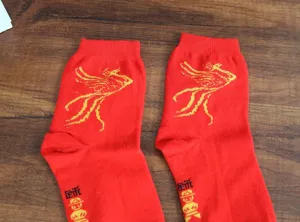 Chaussettes de mariage rouges en coton pour couples, bonneterie festive avec motif de phenix dore.