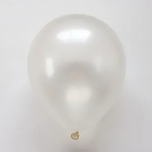 Close-up detail van een 10-inch parelmoer witte latex ballon, gladde glanzende afwerking, decor.