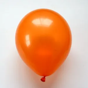 Oranje parelmoer ronde latex ballon detail, glanzende afwerking, perfect voor feestdecoratie.