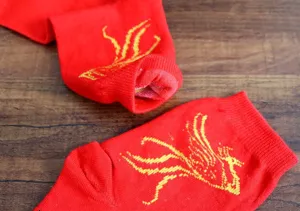 Chaussettes en coton rouge vif pour mariage avec motif de poisson rouge tricoté.