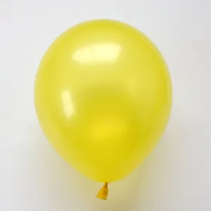Detailopname van de heldergele parelmoer ronde latex ballon voor feestelijke decoratie.