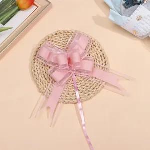 Gros plan détaillé du nœud en tulle rose élégant pour décoration de mariage.