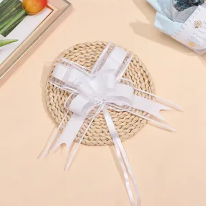 Grand noeud de ruban en organza blanc pour voiture de mariage et emballage cadeau detail.