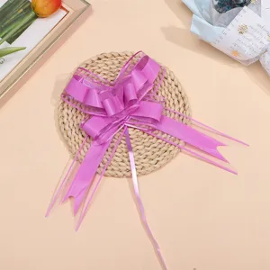 Détail de nœud papillon en fil de neige violet, ruban décoratif pour cadeaux et voitures.