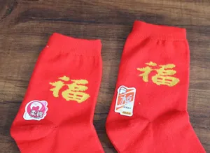 Chaussettes de mariage en coton rouge pour couples avec motif dore et etiquette de taille.