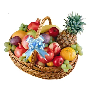 Mooie decoratieve geschenkmand gevuld met heerlijk vers fruit en een blauwe strik.