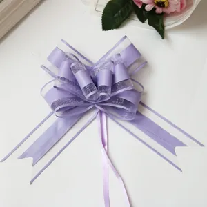 Détail de grand nœud de fil de neige violet, ruban de décoration élégant pour voiture de mariage.
