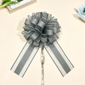 Grande fiocco in tulle grigio per confezione regalo di Natale, nastro decorativo.