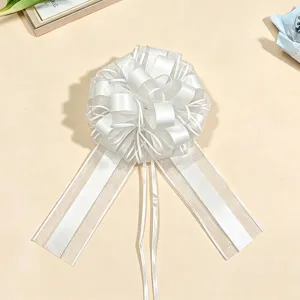 Primo piano di un grande fiocco bianco in rete e satin per dettagli di decorazione regalo.