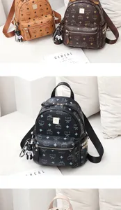 Damen Mode PU Leder Rucksack mit Nieten und Monogramm Muster sowie süßem Bären Anhänger.