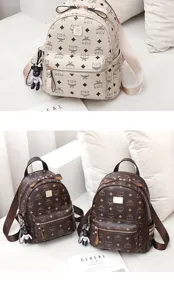 Stylischer Damen Lederrucksack mit großem Volumen, süßer Schleife und modischem Monogramm-Design.