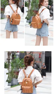 Brauner Damen Mode Rucksack mit Nieten und Muster, Detailansicht für Reisen Alltag.