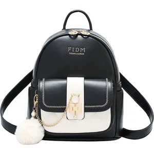 Sac à dos élégant pour femme noir et blanc avec joli fermoir chat et pompon duveteux chic.