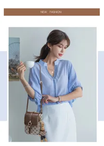 Stilvolle hellblaue Damen V-Ausschnitt Bluse kombiniert mit Rock und eleganter Umhängetasche.