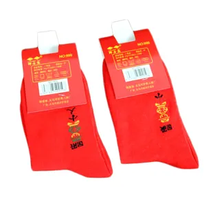 Chaussettes rouges de mariage pour couples en coton festif avec emballage et étiquettes rouges.