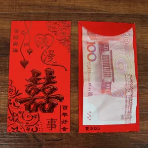 Pochettes rouges chinoises pour mariages avec double bonheur traditionnel et motifs romantiques.