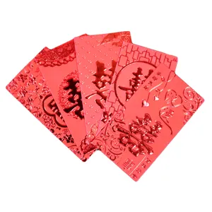 Enveloppes rouges de mariage chinoises traditionnelles avec des motifs dorés.