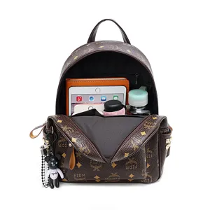 Stilvoller brauner Damen Rucksack mit Monogramm, Nieten und geräumigem Hauptfach Einblick.