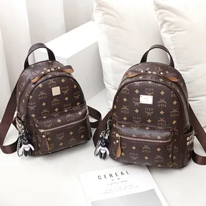 Damen Mode Vintage Monogramm Rucksack PU Leder Schulreise Freizeit Tasche mit süßem Bärenanhänger
