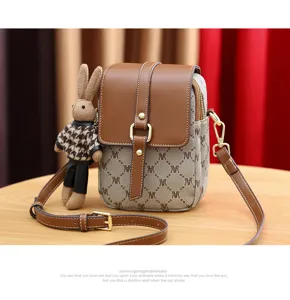 Gedruckte kleine Handytasche Damen Umhaengetasche Schultertasche mit niedlichem Hasenanhaenger
