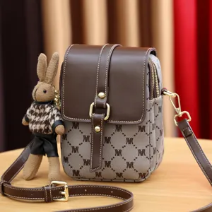 Modische gedruckte Mini Umhängetasche Handytasche für Damen mit süßem Kaninchen Anhänger und Gurt.