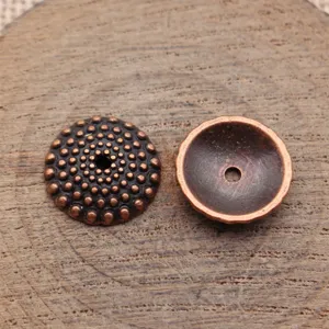 Nahaufnahme Detail von antikem kupfernen Perlonkappen-Abstandshalter, Zinklegierung Schmuck.
