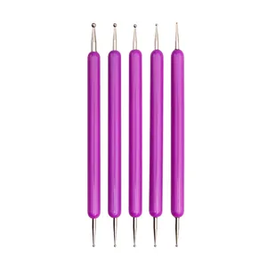 Primer plano detalle de 5 piezas herramientas punteado mango morado con puntas metalicas arcilla