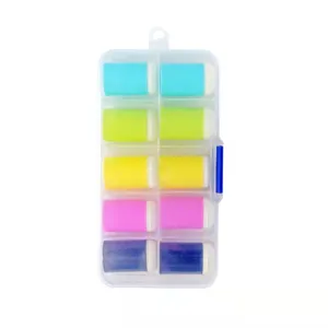 Ensemble d'embosseurs en mousse colorés dans une boîte de rangement transparente pour loisirs.