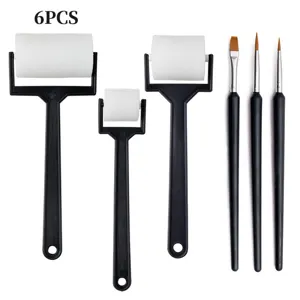 Vue détaillée du set d'outils de peinture de 6 pièces avec rouleaux en mousse et pinceaux fins.