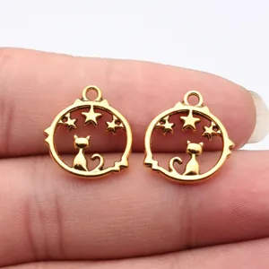 Nahaufnahme Detail von goldenem hohlem Katzen und Sternen runden Anhänger für DIY Schmuck.