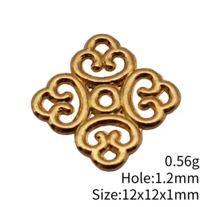 Primo piano connettore metallo nodo nuvola cavo oro, lega vintage 12x12x1mm componente gioiello.