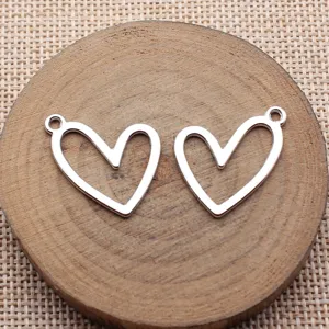 Detailaufnahme des hohlen Herz-Legierungsanhängers für DIY-Schmuck, präzises Design und Textur.