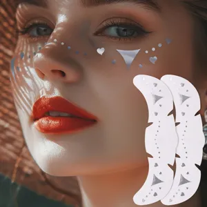 Autocollants de visage dorés et argentés avec cœurs pour maquillage de fête et festival.