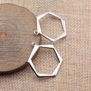 Detailansicht silberner, hohler, geometrischer Sechseck-Metallanhänger, ideal für DIY-Schmuck.