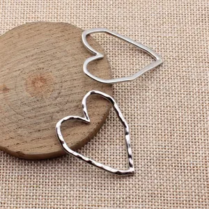 Hohler Metall Herz Anhänger Detailansicht, Vintage DIY Schmuck Zubehör 39x31mm groß.