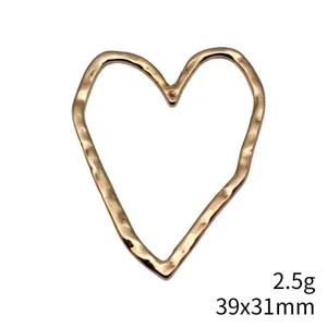 Goldene hohle Herz Anhänger Vintage Stil Metall Charms Schmuck Zubehör für Damen Basteln