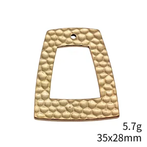 Goldener gehämmerter Trapez geometrischer Anhänger DIY Schmuck Zubehör 35x28mm 5.7g