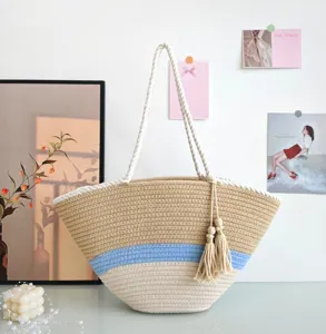 Detailansicht der sommerlichen, farbblockierten Strandtasche mit Quasten und Baumwolle.