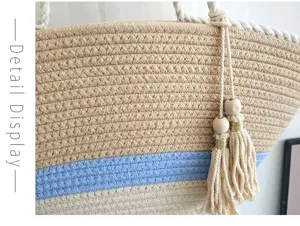 Nahaufnahme des gewebten Strand-Shoppers mit blauem Streifen und dekorativen Holzperlen-Quasten.