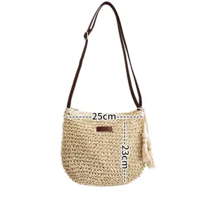 Detailansicht der handgefertigten Strohtasche mit strukturierter Textur und Holzperlen.