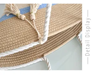 Nahaufnahme Detailansicht der gewebten Stroh Strandtasche mit Quasten und modischen Farbblock.