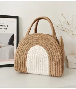 Detailansicht der handgefertigten Baumwollseil-Handtasche mit trendigem Regenbogen-Muster.