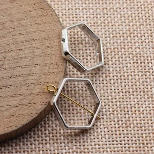 Geometrischer hohler sechseckiger Metallrahmen Anhänger Lünette für DIY Schmuckherstellung.
