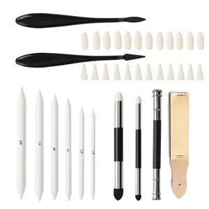 Vue détaillée du set d'outils de dessin de croquis de 36 pièces avec estompes et éponges.