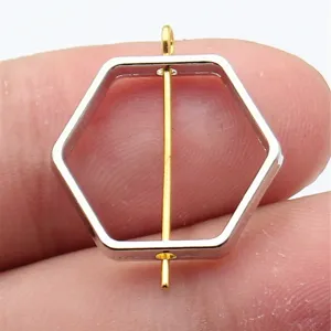 Nahaufnahme Detail der geometrischen sechseckigen Metallrahmen Perlen Anhänger Komponente